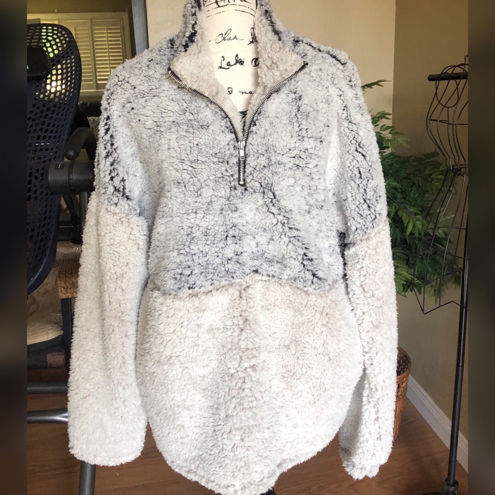 Two Tone Relaxed Fit Sherpa Pullover Top - Picture 5 of 8